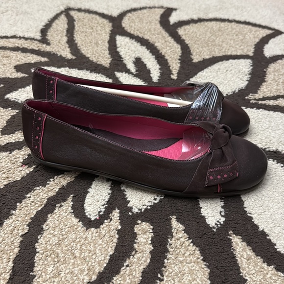 Brand New Aerosoles Bow Comfort Flat Chocolate Brown Hot Pink - Picture 3 of 4